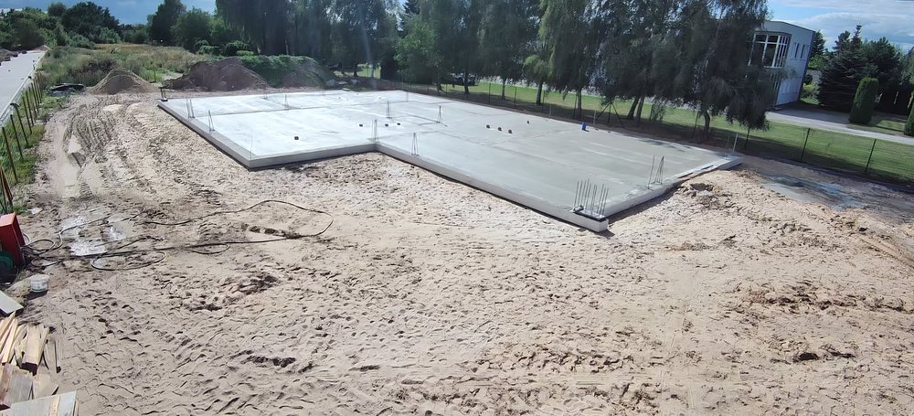 Wolsztyn, 22.08.2025, kadr z kamery budowy: płyta fundamentowa