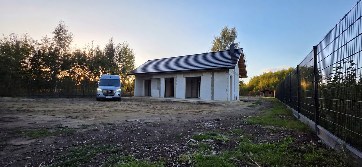 Nowy Tomyśl, budynek jednorodzinny z silki w stanie surowym z dachem, o zachodzie słońca