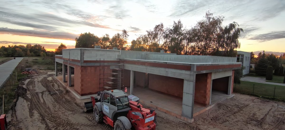 Wolsztyn, 18.10.2025: dom jednorodzinny 400 m² z Porothermu w stanie surowym otwartym, przed nim nasza ładowarka teleskopowa